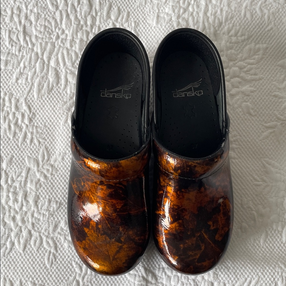 Women’s dansko nursing clogs.